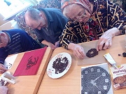 В стационарном отделении для граждан пожилого возраста и инвалидов БУ СО ВО "КЦСОН "Гармония" проживающие приняли активное участие в работе с кофейными зёрнами