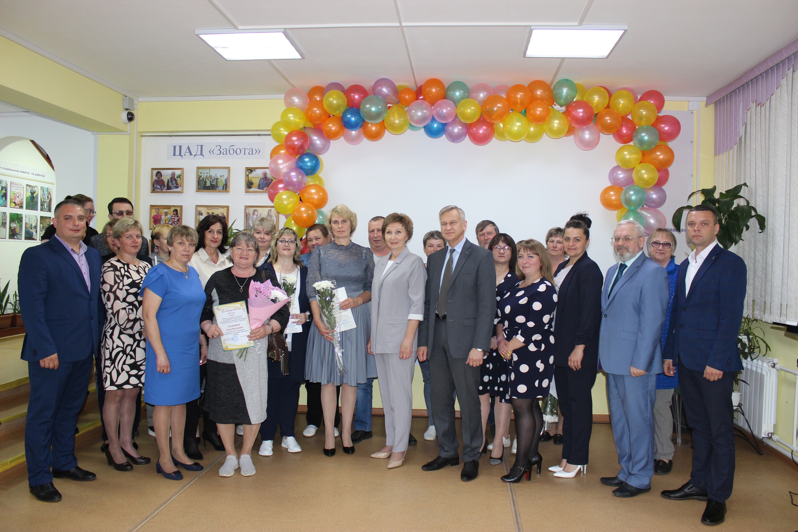  Сегодня в нашем комплексном центре прошло торжественное мероприятие, посвященное профессиональному празднику – Дню социального работника.