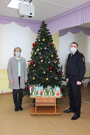 Сотрудники отделения полиции по Устюженскому району передали новогодние подарки