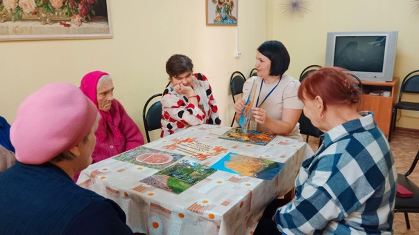 Знакомство с фотовыставкой нашего получателя Вишняковой Нины «Осенние пейзажи».