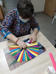 Участники группы «Вместе» продолжают создавать праздничные украшения