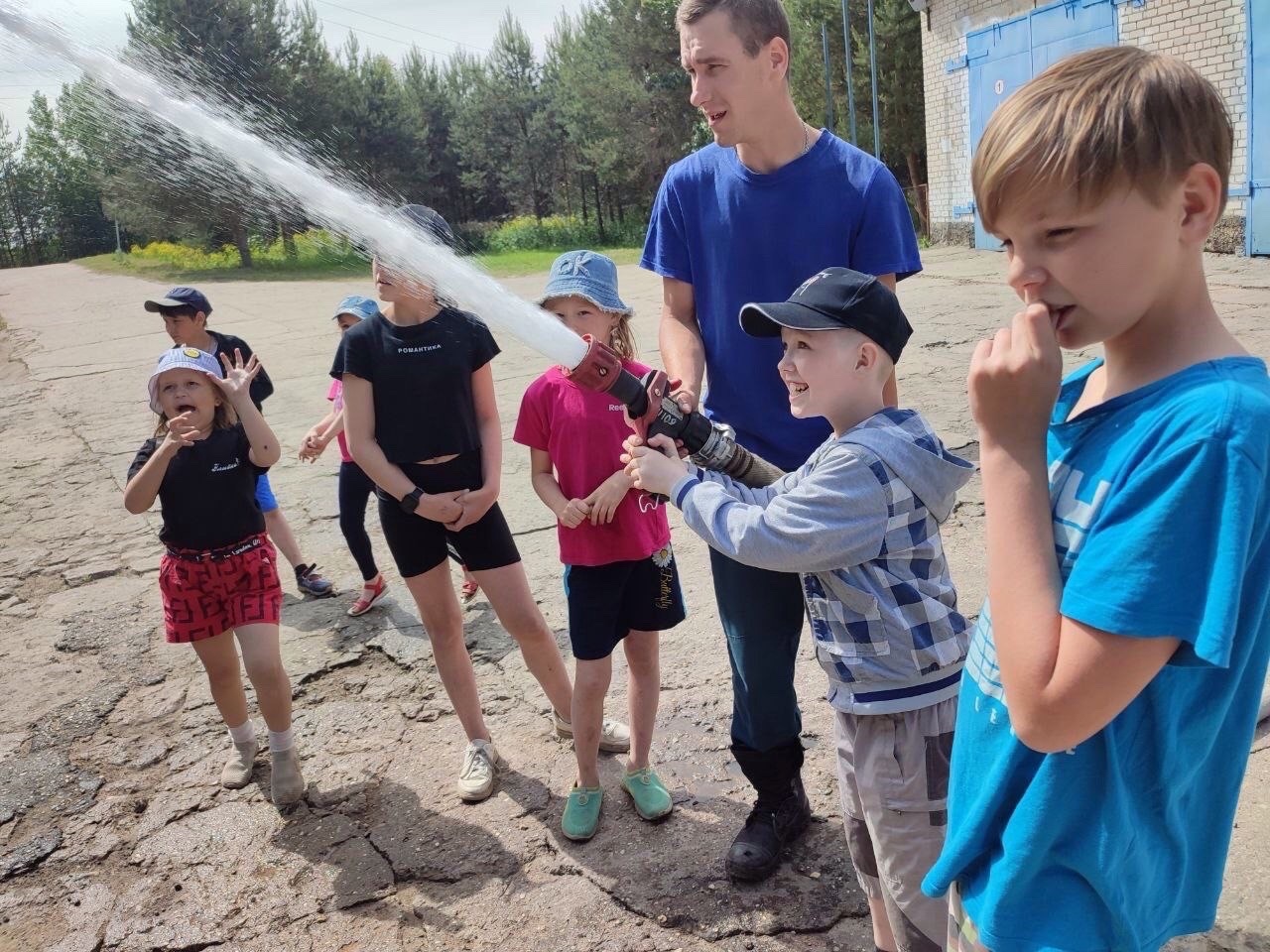 Замечательную экскурсию провели для ребят из группы «Разноцветный мир» бойцы пожарной части