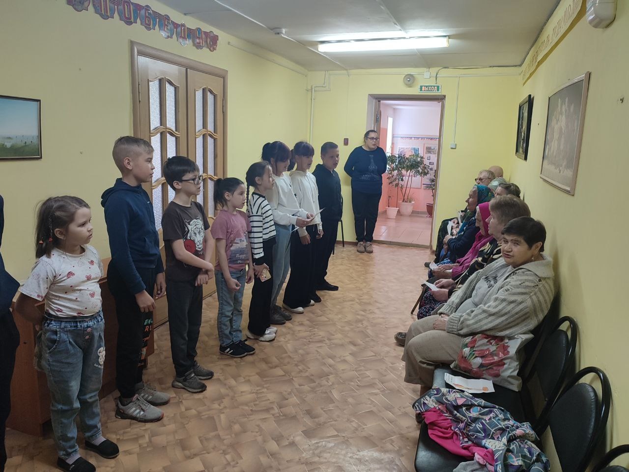 В День памяти и скорби ребята из волонтерского отряда "Дружба" и группы дневного пребывания "Разноцветный мир" навестили ветеранов, проживающих в специальном жилом доме для одиноких престарелых.