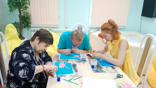  Аппликация – один из любимых видов творчества наших получателей социальных услуг