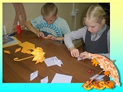 Тучи смотрят с высоты -  Распускаются зонты.