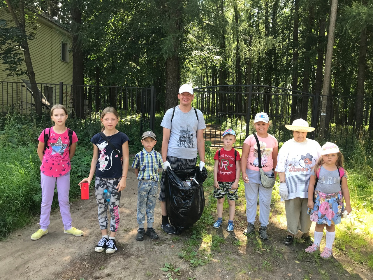 Сегодня участники группы дневного пребывания «Вместе» и группы «Разноцветный мир» в рамках акции «Неделя добра» провели небольшой субботник в Дендропарке