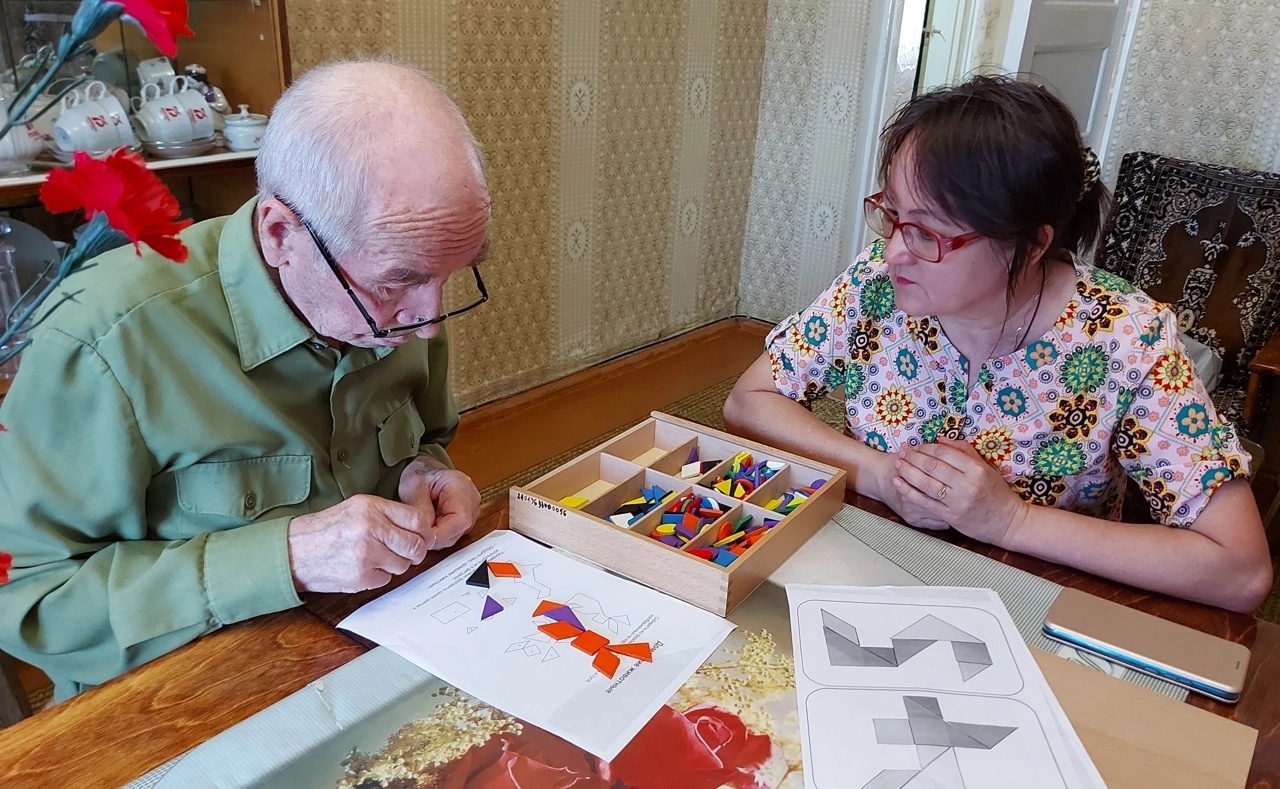 Специальную гимнастику проводят с получателями социальных услуг сотрудники нашего комплексного центра