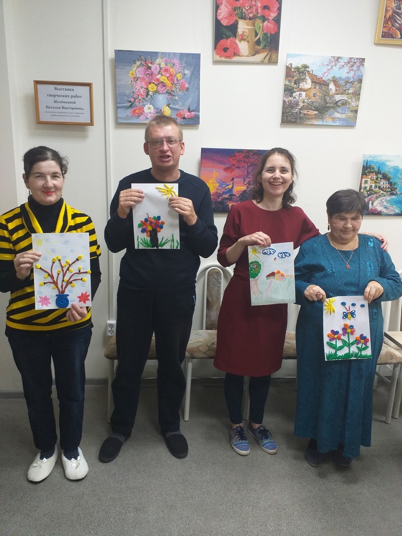 На сегодняшнем занятии ребята из группы дневного пребывания «Вместе» делали поделки из пластилина в технике раскатывания