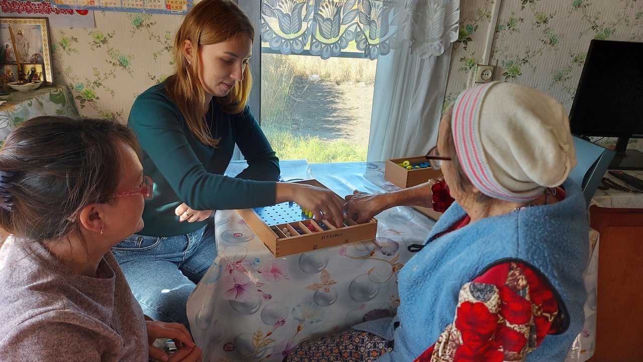 Очередные занятия с получателями соц.услуг с применением наборов Фребеля проведены в деревне Ванское