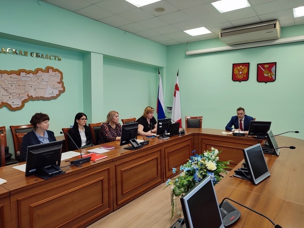 Практики социального проектирования при организации труда инвалидов, проживающих в организациях соцобслуживания, обсудили в Департаменте соцзащиты населения области