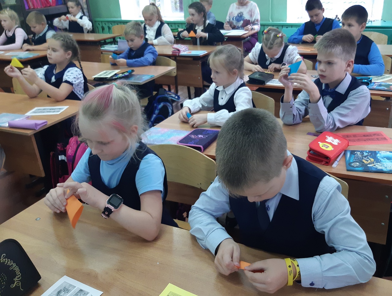 Очень важно научить ребенка правильно себя вести в общественных местах, не забывая, конечно, и о поведении дома