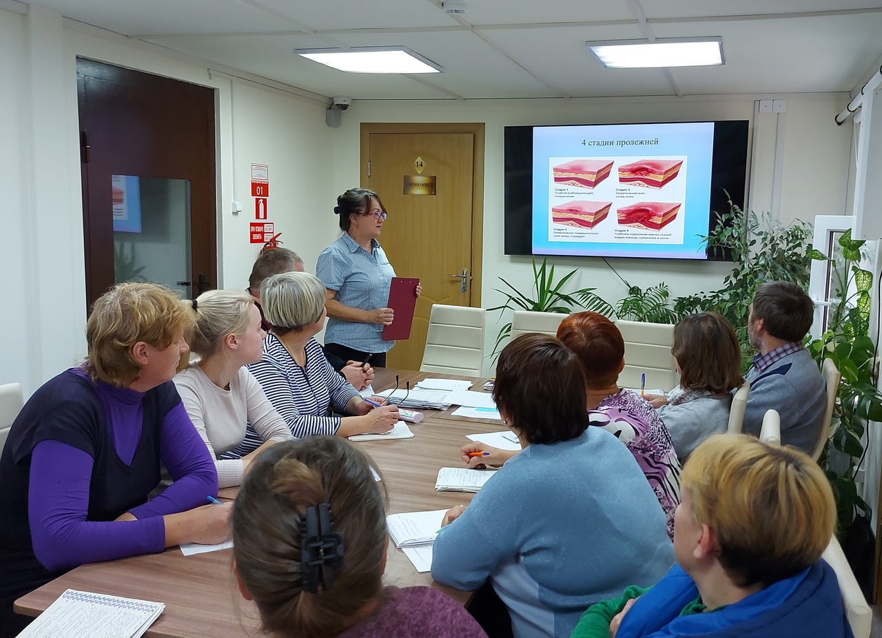 Сегодня в отделении социального обслуживания на дому прошло очередное занятие «Пролежни: лечение и профилактика» в рамках «Школы ухода за маломобильными гражданами»