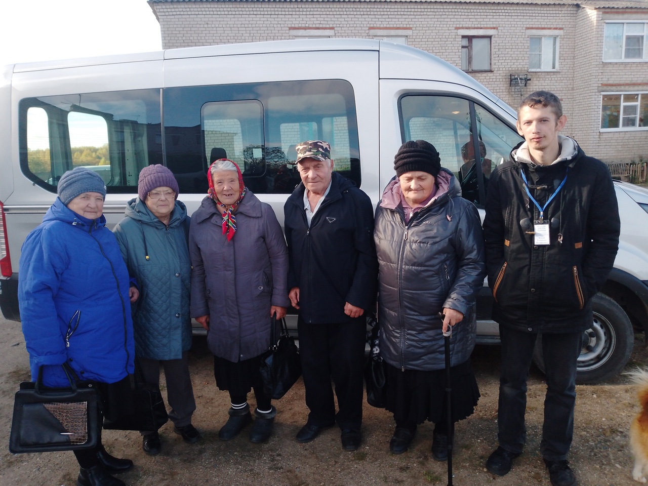 Еженедельно специалисты комплексного центра сопровождают пожилых жителей из сельских населенных пунктов в поликлинику Устюженской ЦРБ для проведения диспансеризации
