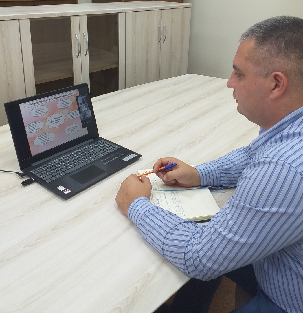 Заведующий социально-реабилитационным отделением Александр Григорьевич Васильев представил презентацию «Организация культурно-спортивного досуга для инвалидов с ментальными нарушениями»